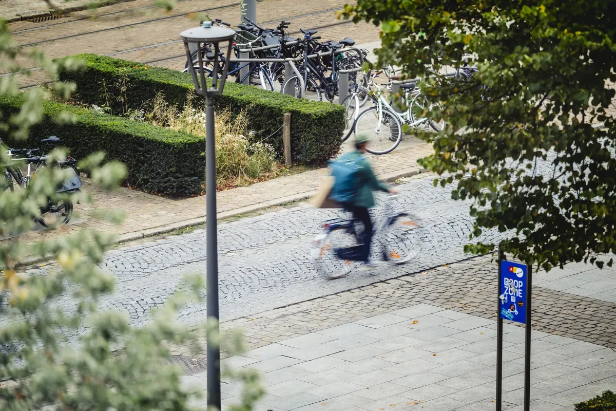 Fietser levert pakje