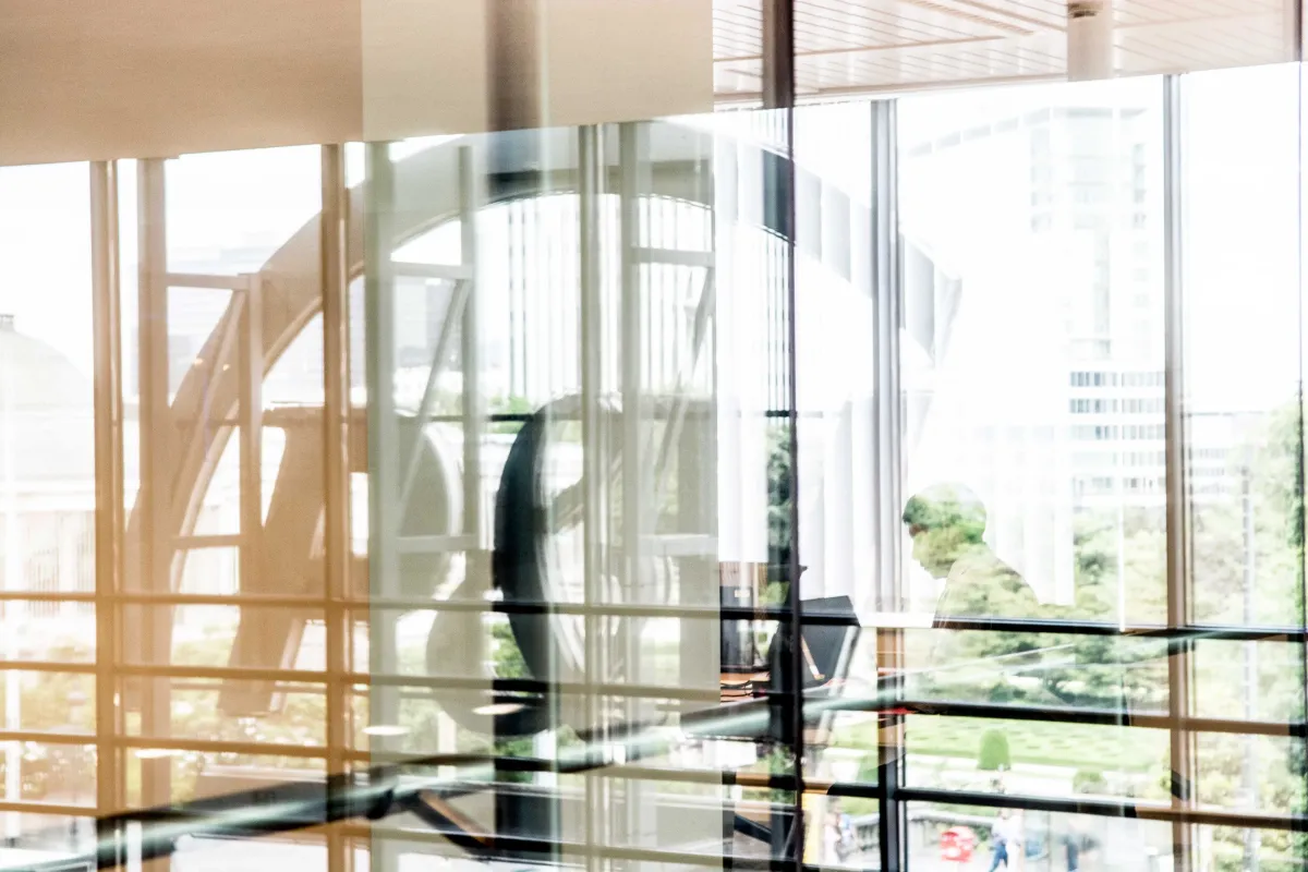 P&V Groep logo raam toren