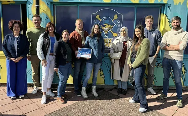 Groepsfoto van medewerkers van makelaarskantoor Donckers & Verschueren na de teambuilding