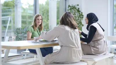 Elke Meriam Evelien in cafetaria