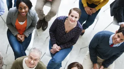 Foto van mensen die zitten en naar boven kijken